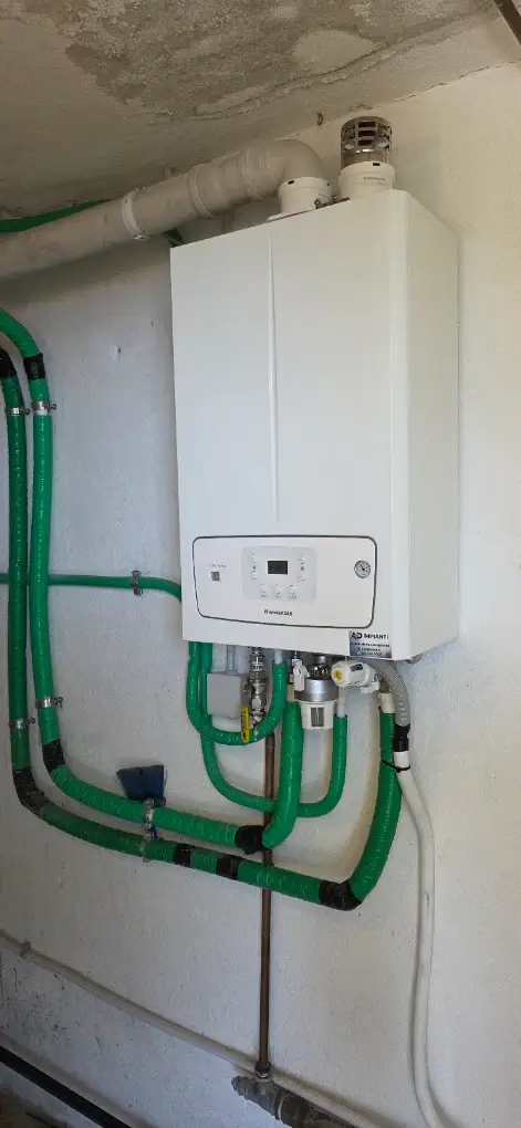 Installazione caldaia con tubazioni isolate