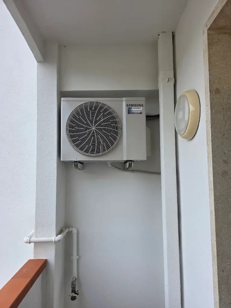 Unità esterna Samsung su balcone